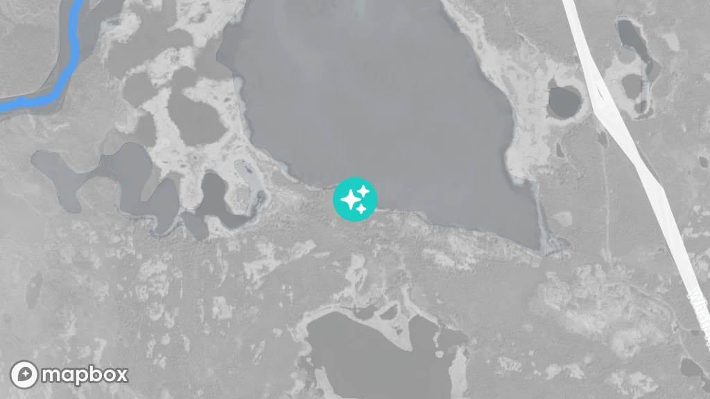 Image satellite d'une vieille cabane située sur la rive sud d'un petit lac près de la rivière Marian.