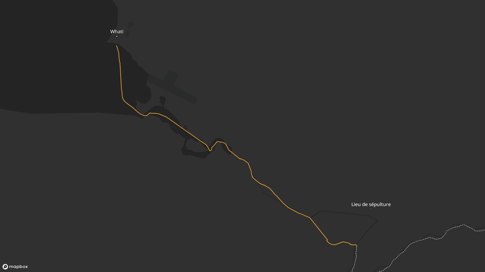 Une vue de la carte du sentier de Whatì depuis le lieu de sépulture inconnu jusqu'à la destination finale de Whatì. La piste suit le cours de la rivière Lac La Martre jusqu'à ce qu'elle atteigne le Lac La Martre, avant de suivre la côte du lac vers le nord jusqu'à Whatì. L'aérodrome de Whatì est visible sur la carte.